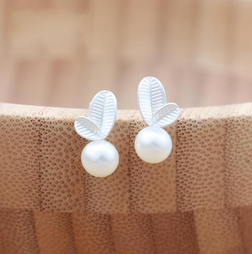 特别有女人味的纯银爱心耳环搭配推荐(图) 特别有女人味的纯银爱心耳环搭配推荐(图)