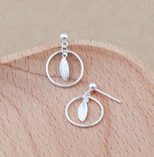 特别有女人味的纯银爱心耳环搭配推荐(图) 特别有女人味的纯银爱心耳环搭配推荐(图)