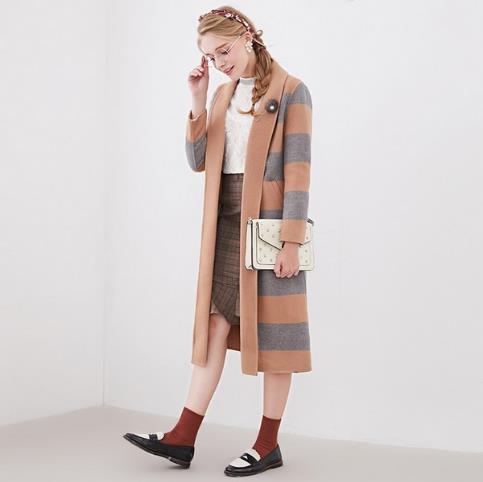 大翻领格子外套的多种搭配示范（图）