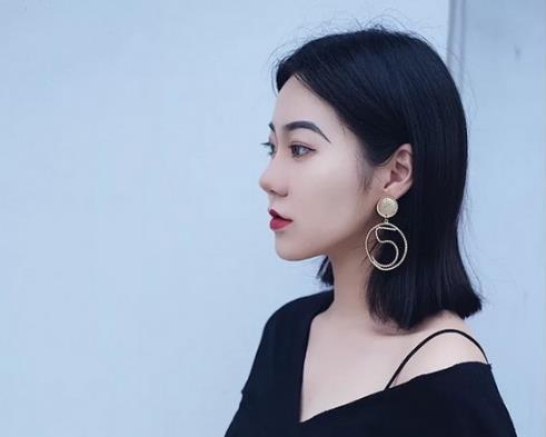 如何用饰品轻松打造巴掌小脸：凸显迷人气质