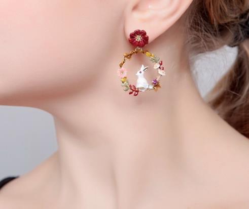 如何用饰品轻松打造巴掌小脸：凸显迷人气质