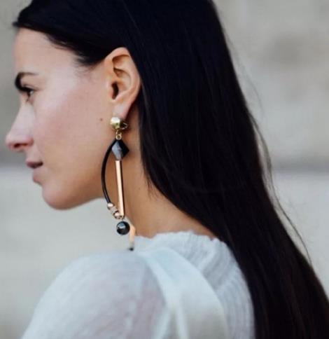 如何用饰品轻松打造巴掌小脸：凸显迷人气质