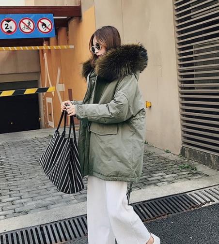 冬天大毛领过膝棉服就该这么穿搭示范（图）