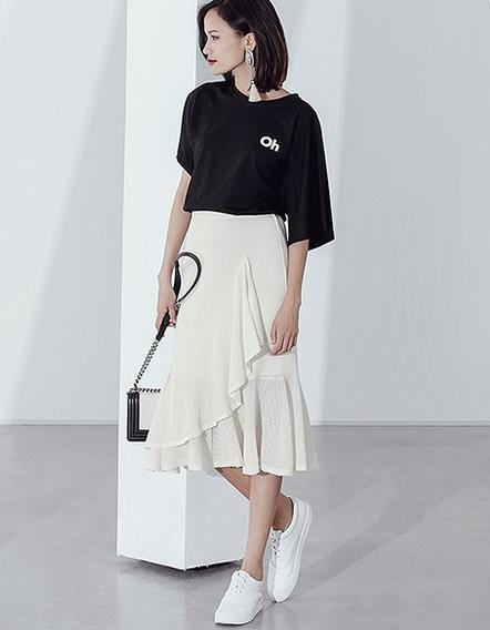 网纱T恤搭配蕾丝不规则下摆鱼尾裙：女人味十足