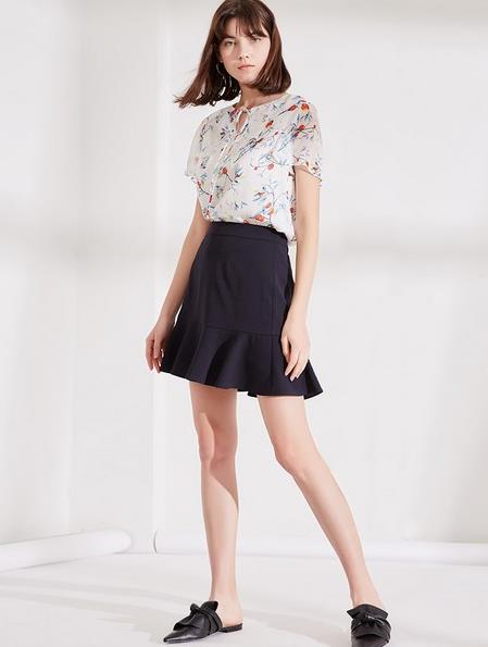 网纱T恤搭配蕾丝不规则下摆鱼尾裙：女人味十足