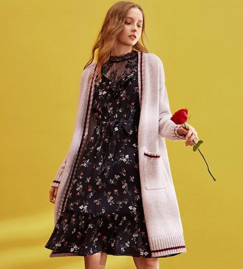 2018早春少女心爆棚的翻领貂绒开衫搭配示范（图）