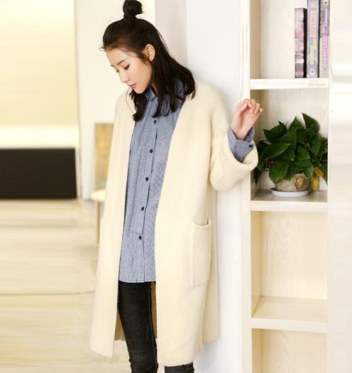 白色针织衫搭配牛仔裤：百搭简约又显瘦（图）