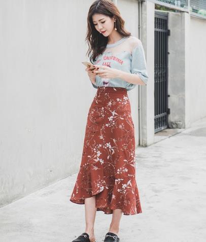 网纱T恤搭配蕾丝不规则下摆鱼尾裙：女人味十足