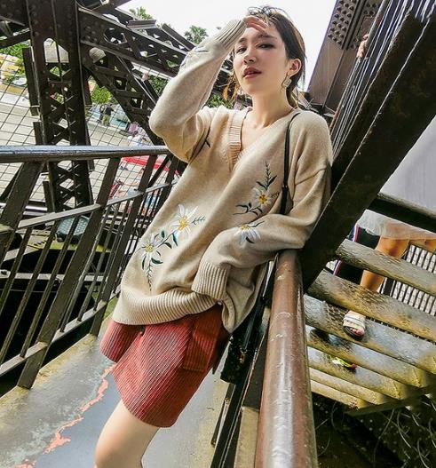 早春最新时尚潮流:百搭范的V领开衩毛衣推荐 早春最新时尚潮流:百搭范的V领开衩毛衣推荐