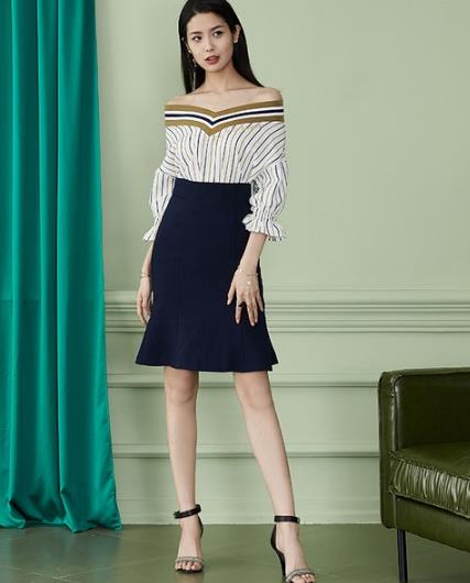 网纱T恤搭配蕾丝不规则下摆鱼尾裙：女人味十足