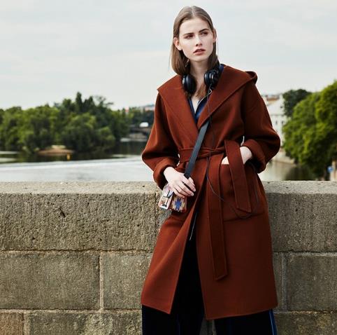 5款端庄大气的皮草拼接羊绒大衣搭配示范(图) 5款端庄大气的皮草拼接羊绒大衣搭配示范(图)