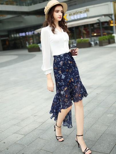 网纱T恤搭配蕾丝不规则下摆鱼尾裙：女人味十足