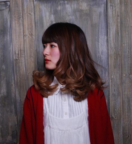 2018早春最新中长卷发造型：魅力轻熟显大气（图）