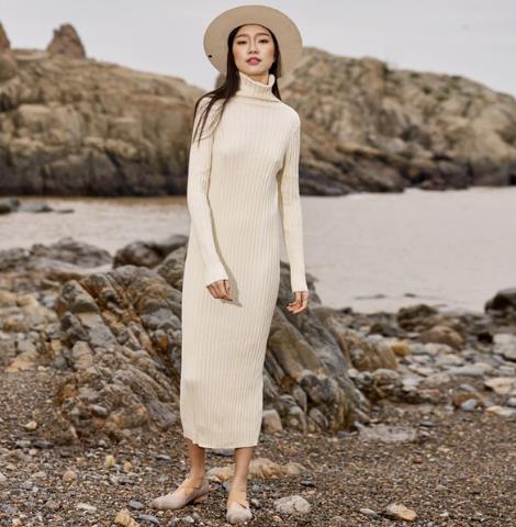 撞色喇叭袖毛衣裙如何搭配外套：彰显名媛风（图）