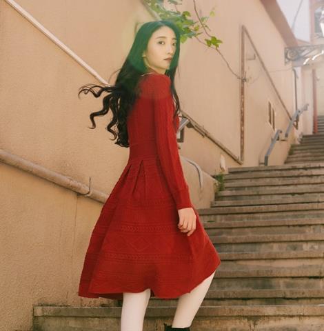 撞色喇叭袖毛衣裙如何搭配外套：彰显名媛风（图）