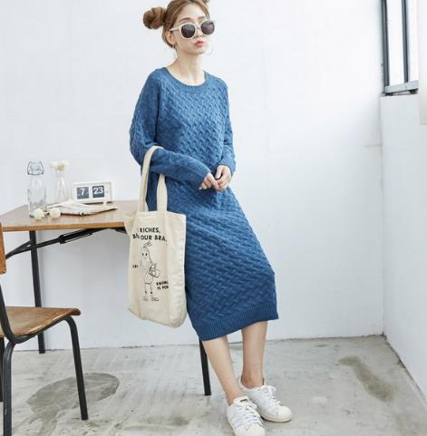 撞色喇叭袖毛衣裙如何搭配外套：彰显名媛风（图）