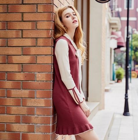 撞色喇叭袖毛衣裙如何搭配外套：彰显名媛风（图）