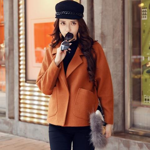 双面呢短外套搭配百褶短裙:显瘦显高又减龄(图) 双面呢短外套搭配百褶短裙:显瘦显高又减龄(图)