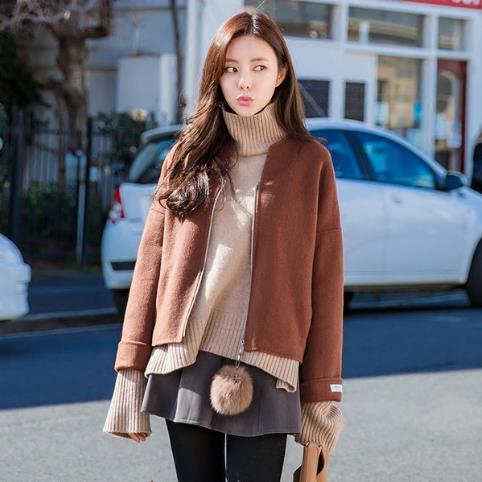 双面呢短外套搭配百褶短裙:显瘦显高又减龄(图) 双面呢短外套搭配百褶短裙:显瘦显高又减龄(图)