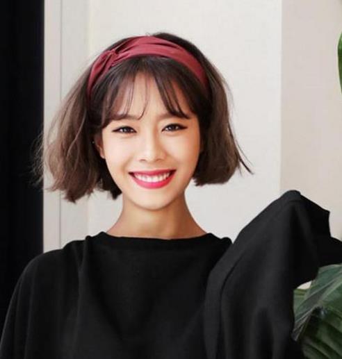 这几款青春甜美的镶钻假耳环发箍搭配示范（图）