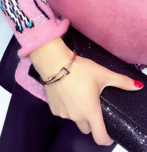 2018最流行清新简约的多层珍珠手链搭配（图）