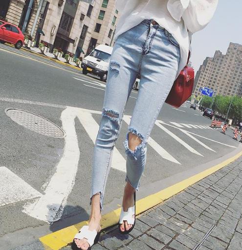 牛仔裤现在这么穿才时髦:显高显瘦不规则牛仔裤 牛仔裤现在这么穿才时髦:显高显瘦不规则牛仔裤