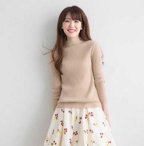 堆堆领纯色针织衫搭配牛仔裤：彰显早春新潮流