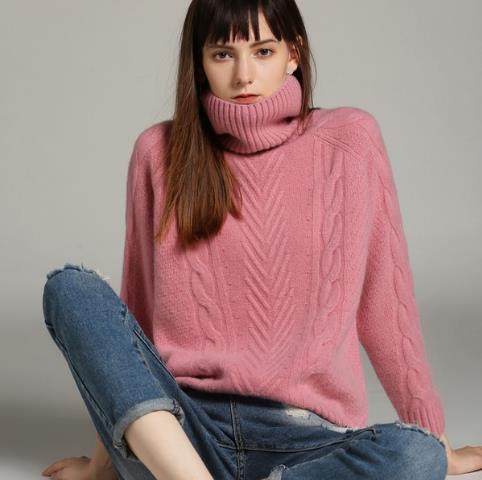 堆堆领纯色针织衫搭配牛仔裤：彰显早春新潮流