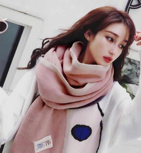 冬季保暖又时尚的围巾流行这么戴(图) 冬季保暖又时尚的围巾流行这么戴(图)