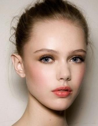 冬日如何对抗枯黄斑点：美白方法大揭晓