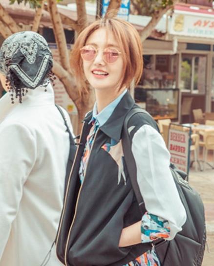 2018最流行的墨镜:明星同款墨镜街拍示范(图) 2018最流行的墨镜:明星同款墨镜街拍示范(图)