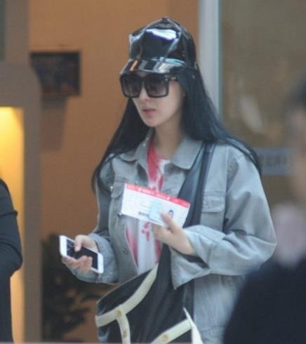 2018最流行的墨镜:明星同款墨镜街拍示范(图) 2018最流行的墨镜:明星同款墨镜街拍示范(图)