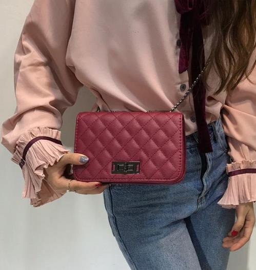 这几款经典菱格链条小包搭配打造百变风格（图）