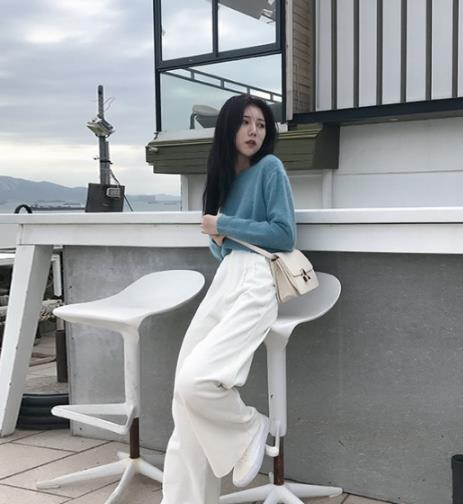 今冬流行趋势羊羔毛棉衣搭配：时尚个性又保暖