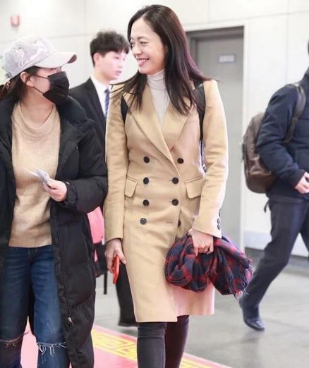 姚晨教你大衣配围巾轻松打造青春靓丽（图）