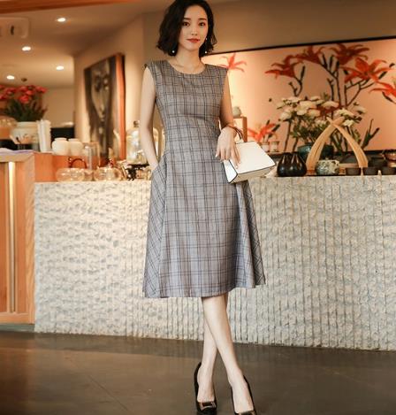 小圆领格纹大摆裙分享：简介大气有味更有范儿