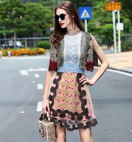 小圆领格纹大摆裙分享：简介大气有味更有范儿