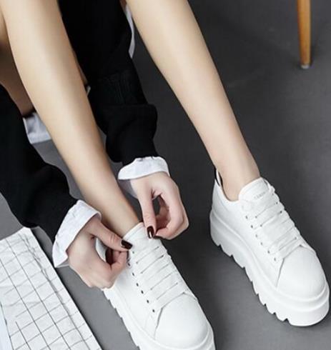 一穿便会爱上的时尚厚底松糕鞋搭配（图）