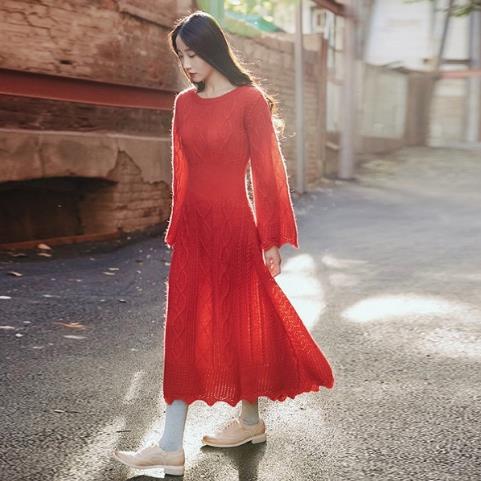 高领针织连衣裙的多种搭配：时尚减龄连衣裙分享
