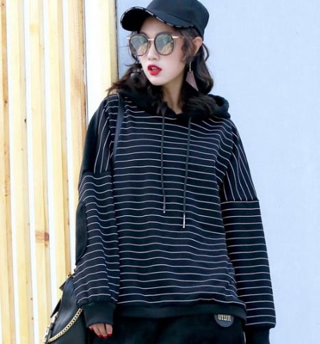 冬款卫衣穿出新花样：时尚达人都爱混搭风（图）