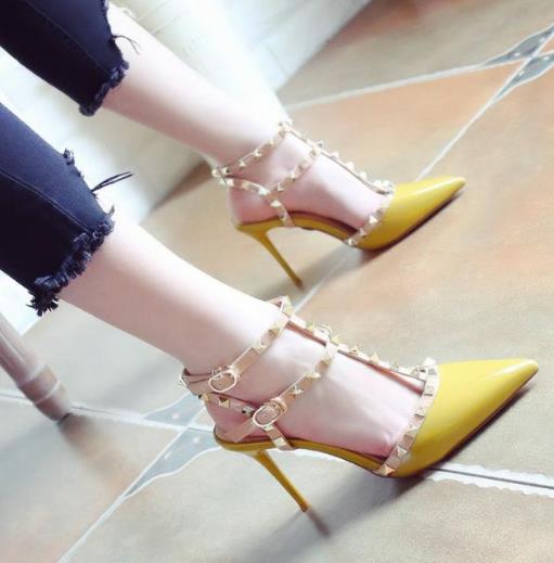 百搭后空尖头粗跟凉鞋搭配:5款演绎女性优雅性感 百搭后空尖头粗跟凉鞋搭配:5款演绎女性优雅性感