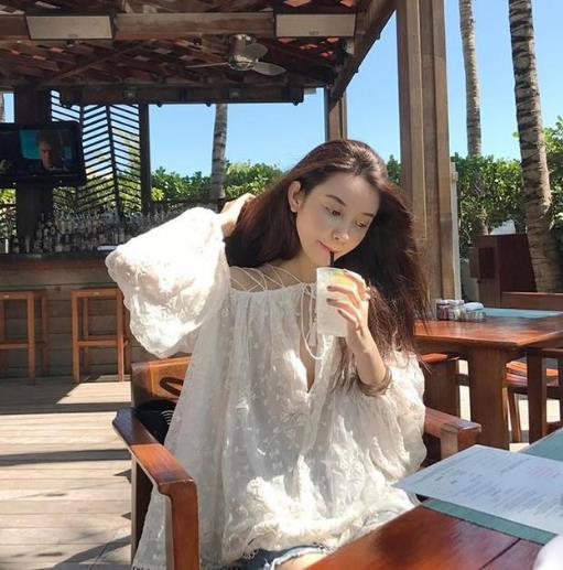 背心裙搭配蕾丝长袖打底衫：彰显性感女神范儿