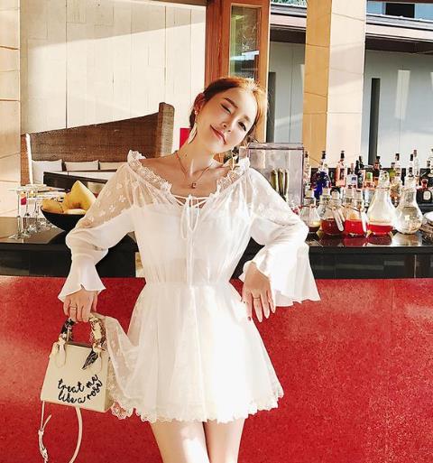 背心裙搭配蕾丝长袖打底衫：彰显性感女神范儿