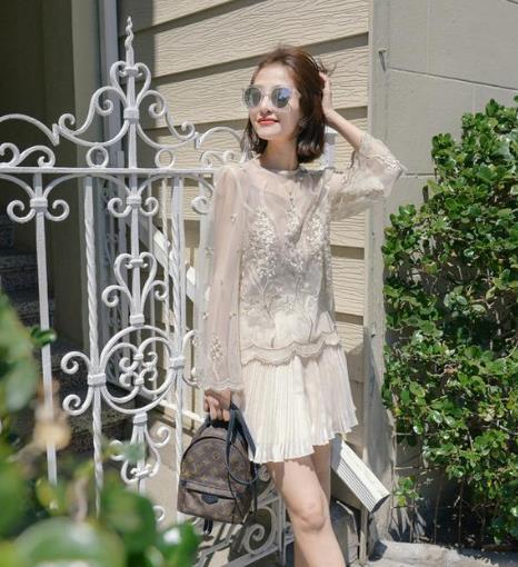 背心裙搭配蕾丝长袖打底衫：彰显性感女神范儿