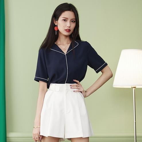 小背心搭配开叉系带阔腿九分裤：打造夏日清凉感