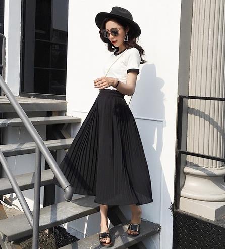 小背心搭配开叉系带阔腿九分裤：打造夏日清凉感