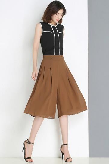 小背心搭配开叉系带阔腿九分裤：打造夏日清凉感