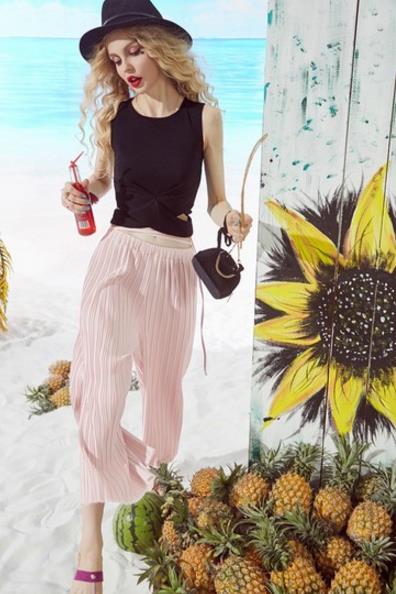 小背心搭配开叉系带阔腿九分裤：打造夏日清凉感