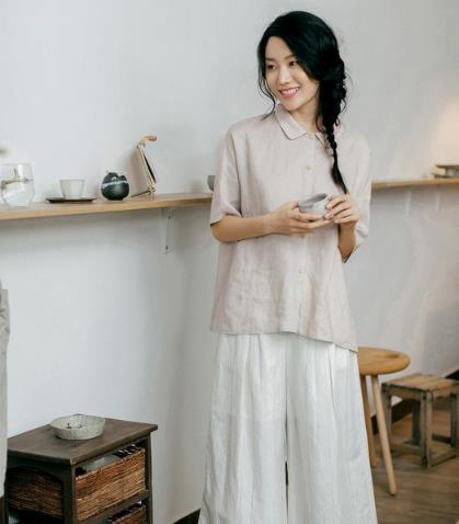 立领亚麻白衬衫搭配条纹裤：简约时尚文艺范（图）