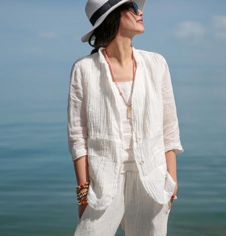 立领亚麻白衬衫搭配条纹裤：简约时尚文艺范（图）